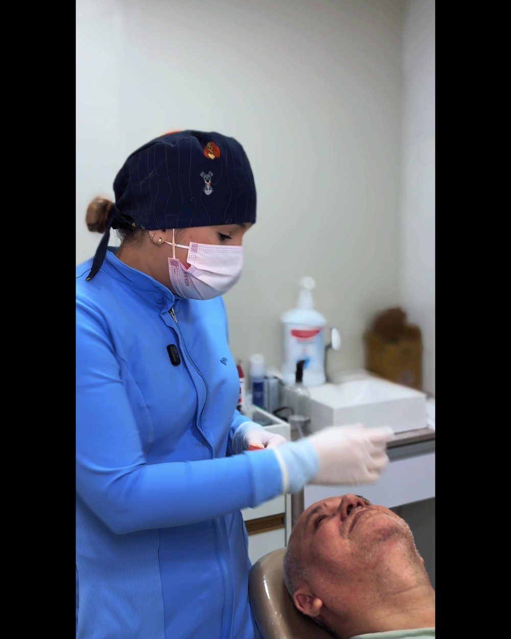 Avaliação e atendimento sendo realizados com cuidado em paciente real da OdontoSolutti